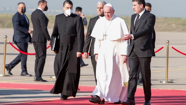Pope Francis welcomed at Erbil by the President of the autonomous region of Iraqi Kurdistan