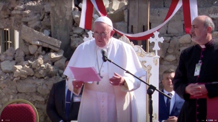 Modlitba papeže Františka za oběti války v troskách náměstí Hosh al-Bineaa  v Mosulu