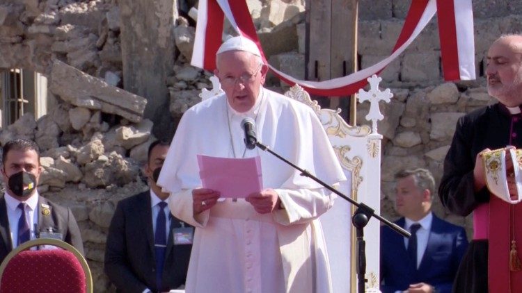 Papst Franziskus auf dem Kirchplatz in Mossul