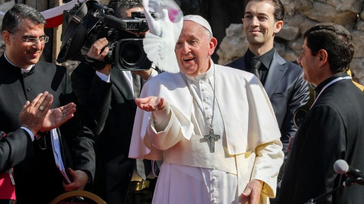 Papež vypouští holubici mo modlitbě v Mosulu