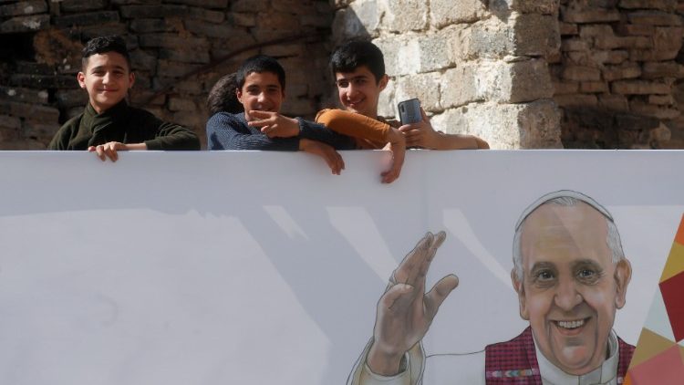 Jovens iraquianos aguardam chegada do Papa em Qaraqosh