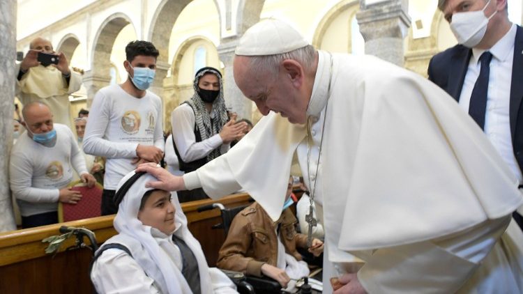 El Santo Padre visita a la comunidad cristiana de Qaraqosh