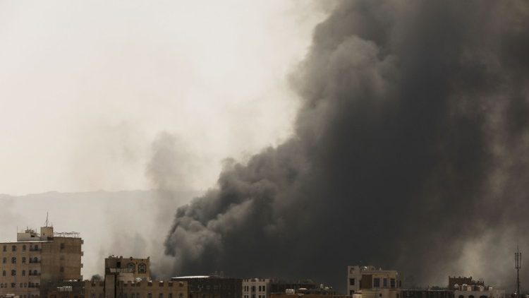 Le colonne di fumo che si sono alzate dalla capitale Sanaa, dopo gli attacchi arei della coalizione a guida saudita