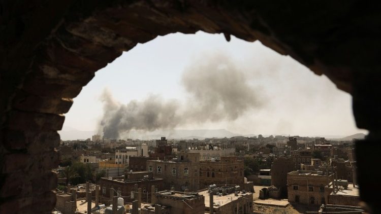 Sanaa, capital do Iêmen, controlada pelo grupo Houthi, foi atacada neste domingo (7) pelas forças sauditas