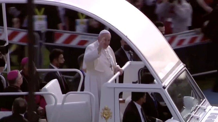 Papst Franziskus im Papamobil im Stadion von Erbil, die einzige Fahrt in diesem Gefährt während seiner Reise