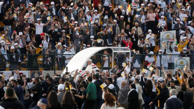 Papa Francisco no papamóvel passa em meio à multidão de fiéis reunidos no Estádio Franso Hariri, em Erbil