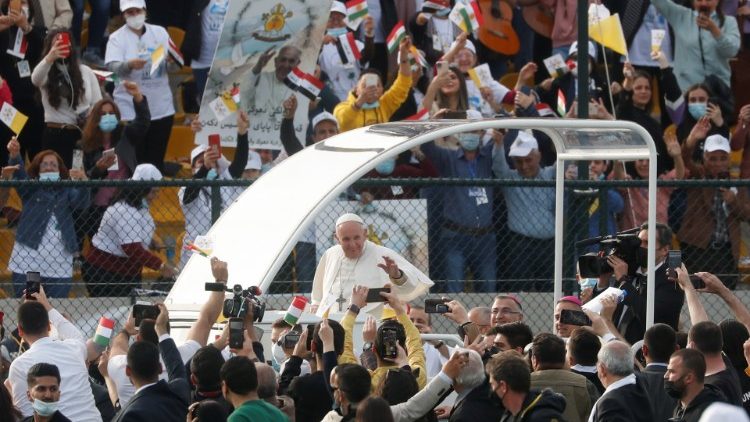 Papež zdraví účastníky bohoslužby na stadionu