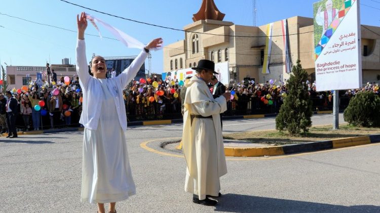 Des religieux dominicains célèbrent l'arrivée du Pape à Qaraqosh, le 7 mars dernier 