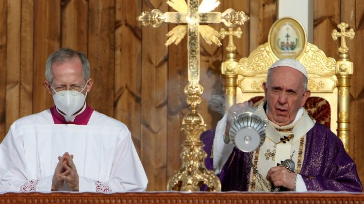 Papa Francisco incensa o Altar e a Cruz no início da Celebração Eucarística no Estádio Franso Hariri, em Erbil