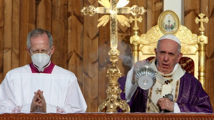 Papa Francisco incensa o Altar e a Cruz no incio da Celebra??o Eucarstica no Estdio Franso Hariri, em Erbil