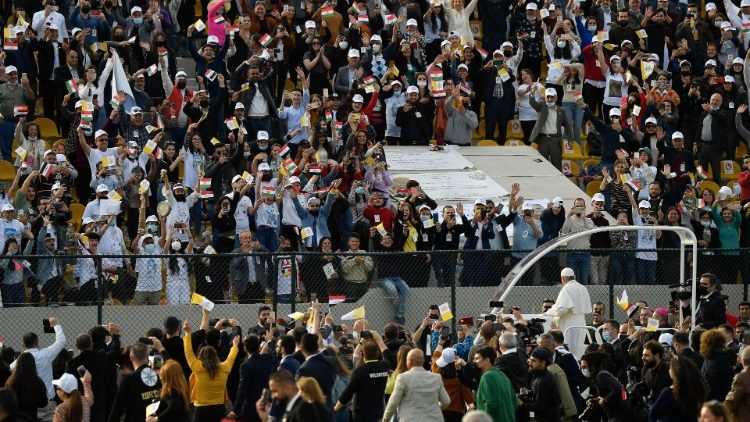 Ferenc pápát nagy szeretettel köszöntik az erbili stadionban   