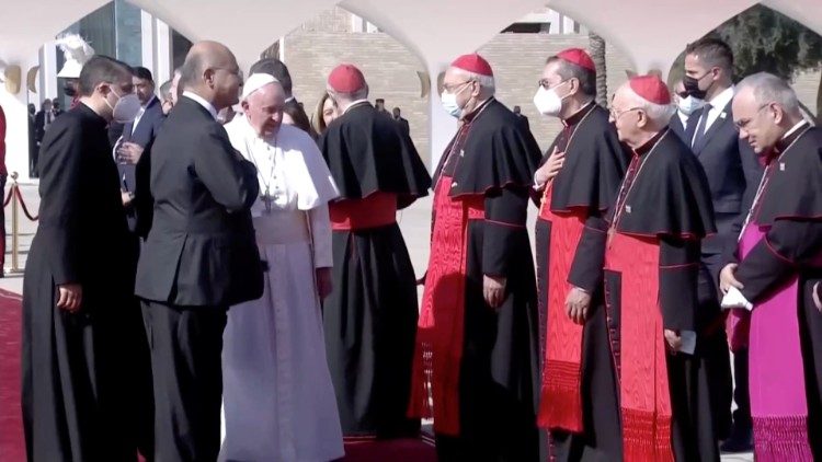 Развітальная цырымонія з Францішкам у Багдадзе (кардынал Філоні другі з права)