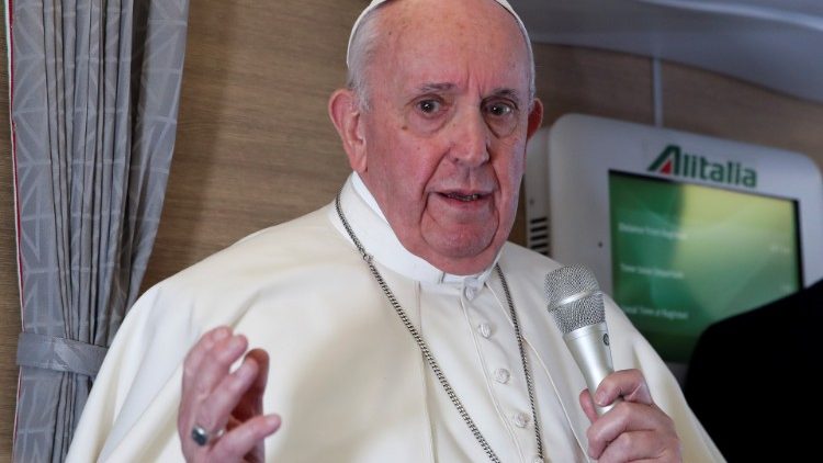 Pápež František pri stretnutí s novinármi počas návratu z Iraku