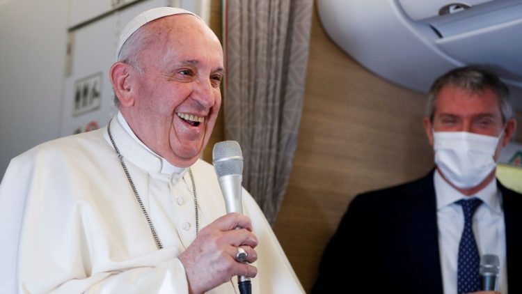 Papež med pogovorm z novinarji