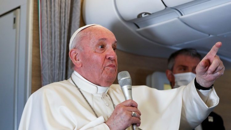 Le Pape François, lors du retour vers Rome depuis Bagdad, le 8 mars 2021.
