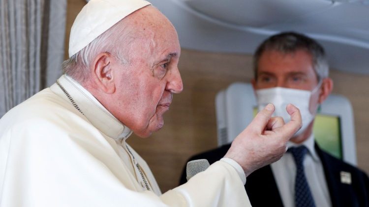 Påven talar med journalister på planet