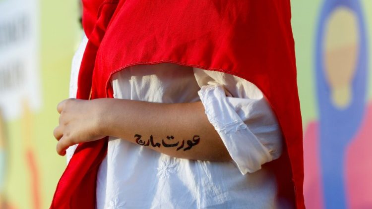 Teilnehmerin einer Kundgebung zum Weltfrauentag in Karatschi