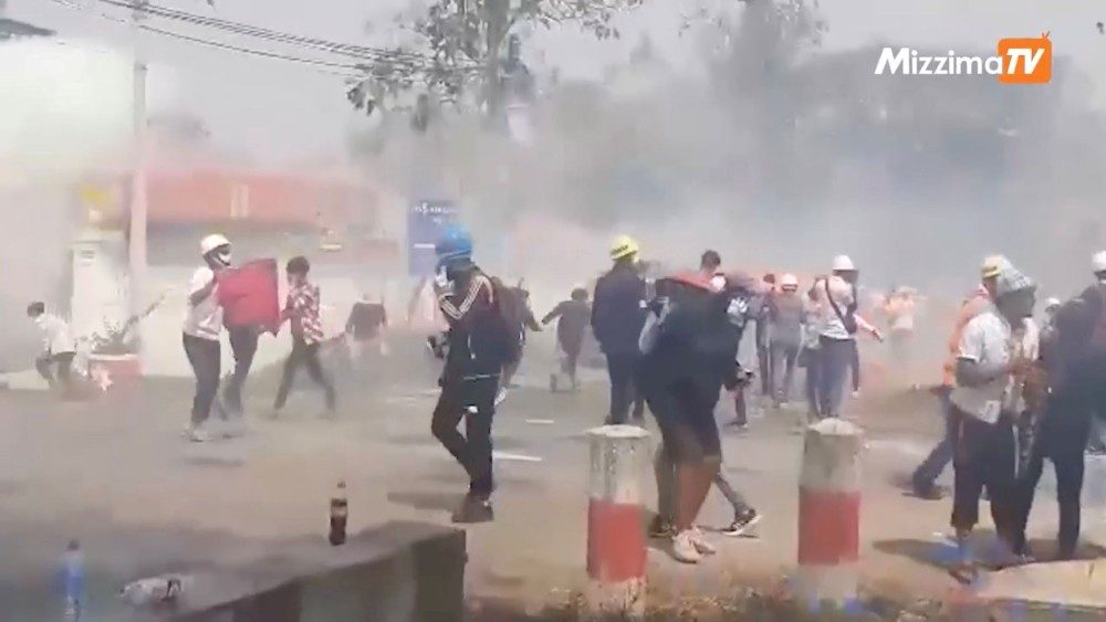 Manifestantes em Loikaw fogem do gás lacrimogêneo durante um protesto contra o golpe 