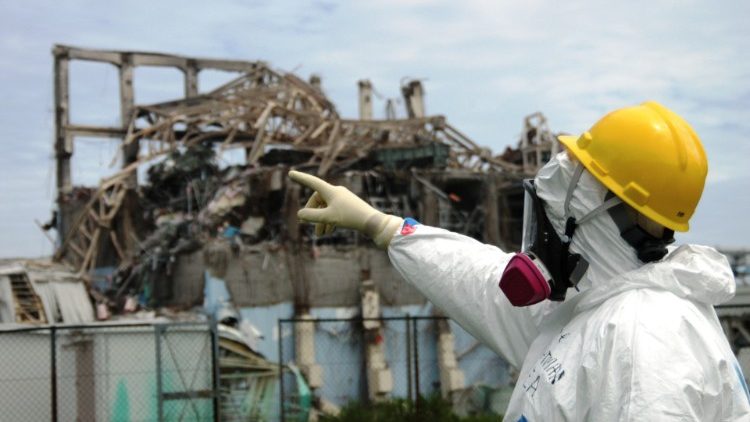 Ispettori dell'Agenzia internazionale dell'Energia Atomica davanti al reattore 3 di Fukushima a pochi mesi dall'incidente