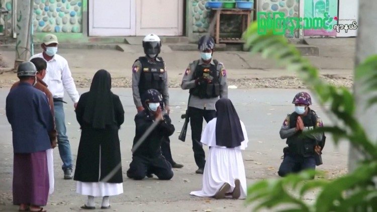 Die katholische Ordensschwester Ann Nu Thawng kniet in Myanmar vor Polizisten, um Gewalt zu verhindern