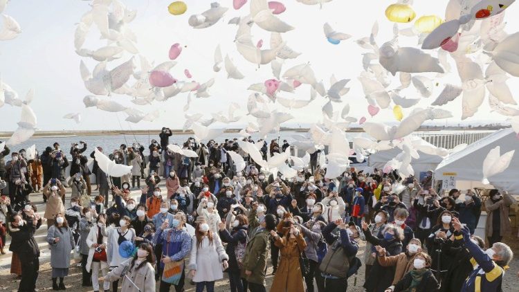 11. März 2021: Japaner lassen zur Erinnerung an die Dreifachkatastrophe vor 10 Jahren Luftballons gen Himmel steigen
