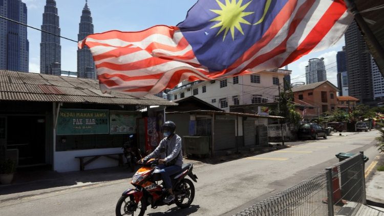 Die malaysianische Flagge weht auf einer Straße in der Hauptstadt Kuala Lumpur