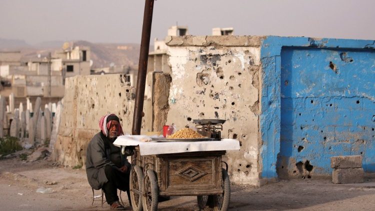 Ein Straßenverkäufer wartet in einem Außenbezirk von Damaskus auf Kundschaft