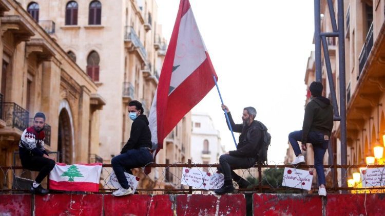 Протест в Бейрут срещу падането на ливанската лира и нарастващите икономически трудности.