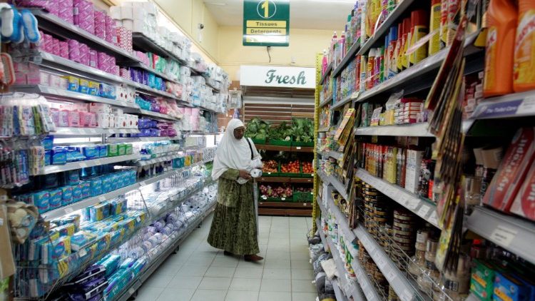 Eine Frau in einem Supermarkt in Nairobi