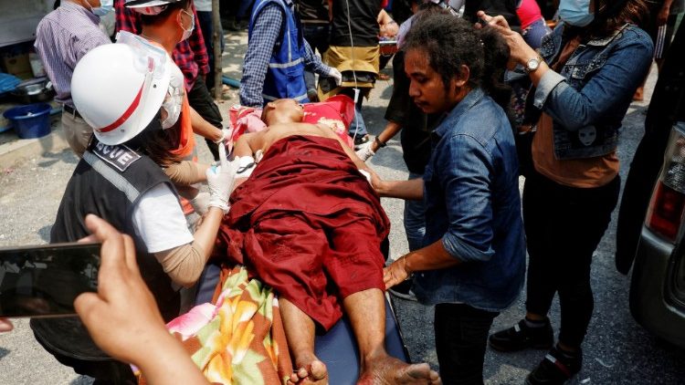 Proteste gegen den Militärputsch in Mandalay: Ein verwundeter buddhistischer Mönch wird ärztlich behandelt