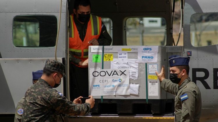होंडारुस के तेगुचिलापा  अंतरराष्ट्रीय हवाईअड्डे में कोवाक्स वैक्सीन की पेटियाँ निकालते हुए