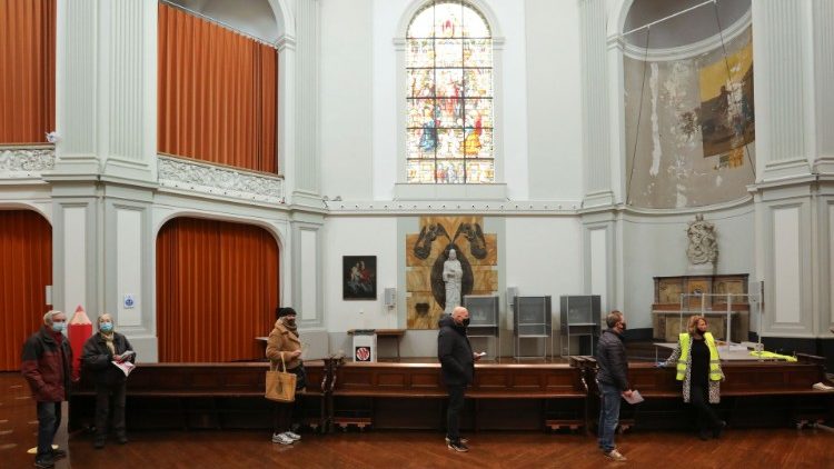 Jeden z zamkniętych kościołów w Holandii zamieniony w punkt wyborczy