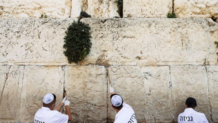 Männer säubern die Ritzen der Klagemauer, als Teil der Vorbereitungen für das jüdische Pessach-Fest in der Jerusalemer Altstadt