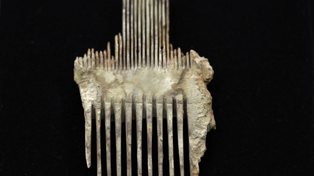 An ancient comb, part of various artefacts recently discovered in the Judean Desert caves along with scroll fragments of an ancient biblical texts, is seen during an unveiling event for media at Israel Antiquities Authority laboratories in Jerusalem