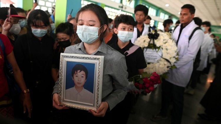 प्रदर्शन में मारे गये मेडिकल छात्र के अंतिम संस्कार में भाग लेते हुए लोग