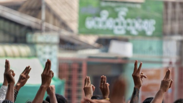 Le tre dita: il saluto degli oppositori al golpe