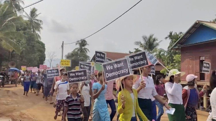 미얀마의 쿠데타 반대 행렬