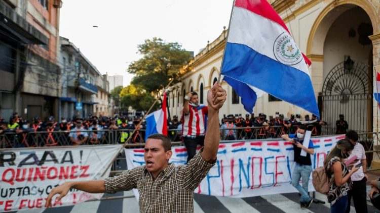 Paraguaios em manifestação de protestos em Assunção contra o Presidente Abdo Benítez  - 17.03.2021 (Reuters)