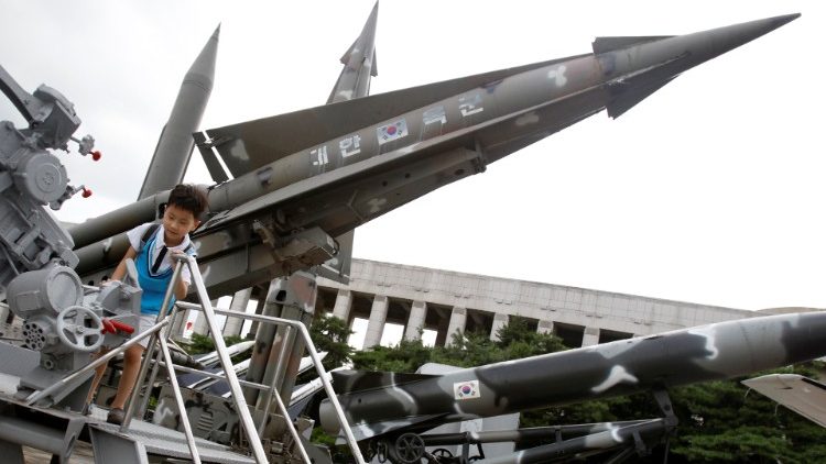 Kind inmitten von ausrangierten Waffen, War Memorial Museum in Seoul