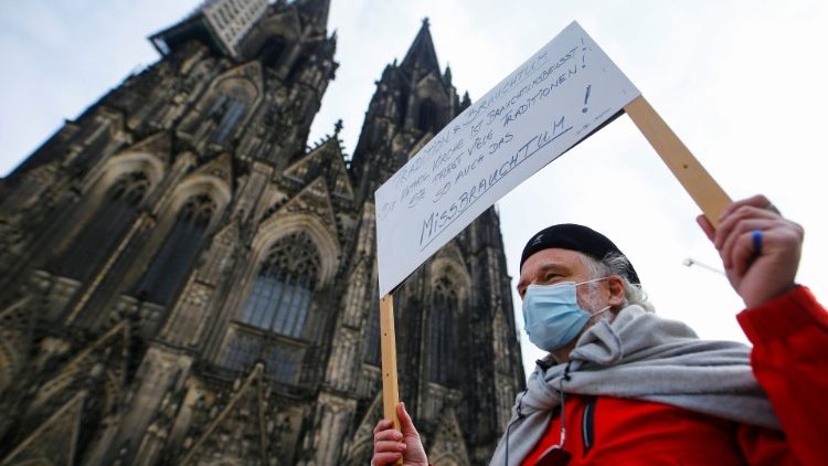 Protest zur Missbrauchsaufarbeitung vor dem Kölner Dom