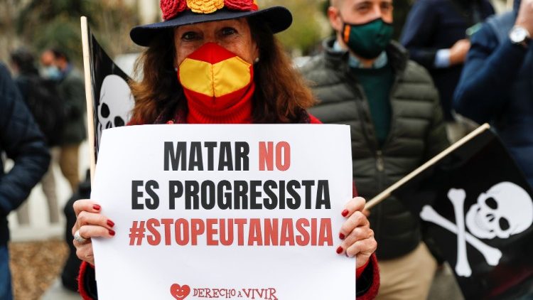 Spanische Euthanasie-Gegnerin bei einer Demo in Madrid, März 2021