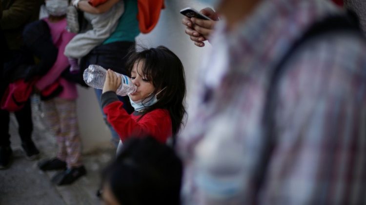 물을 마시는 중앙아메리카의 소녀