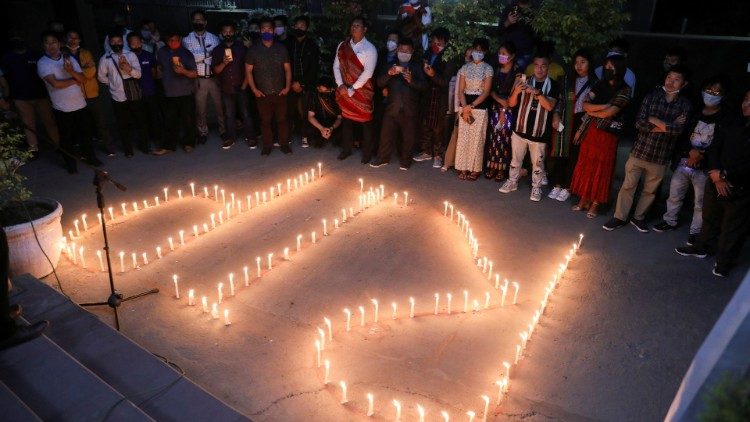 Gebetsvigil in Neu Delhi, Indien, für die Opfer der Zusammenstöße mit Sicherheitskräften in Myanmar