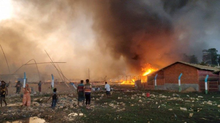 बंगलादेश के रोहिंग्या शरणार्थी शिविर में लगी आग 