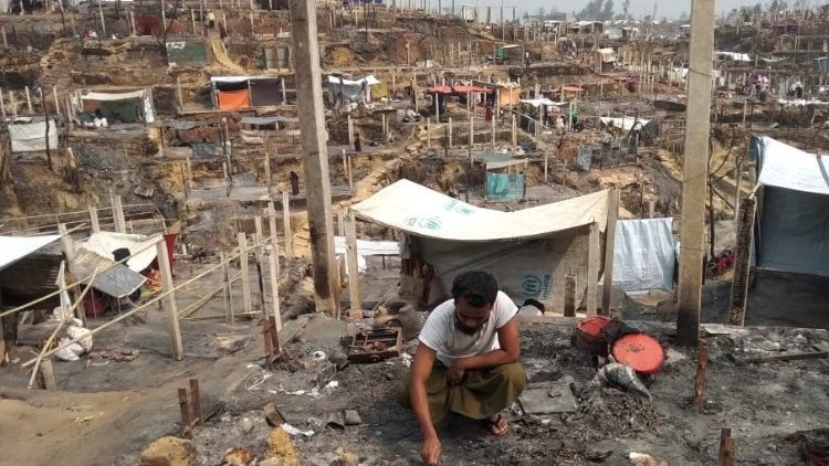Il campo Rohingya in Bangladesh distrutto dall'incendio