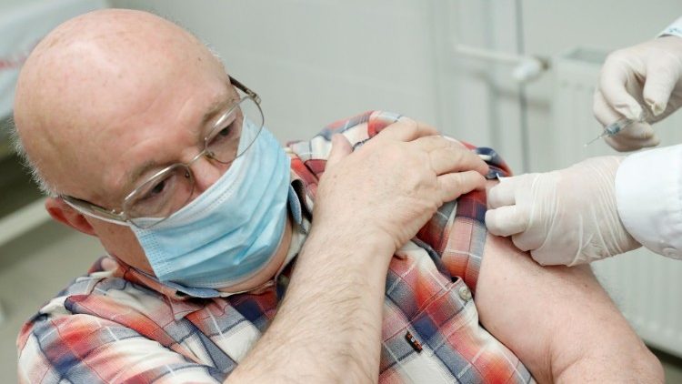 बुडापेस्ट में टीका लेता हुआ एक बुजुर्ग