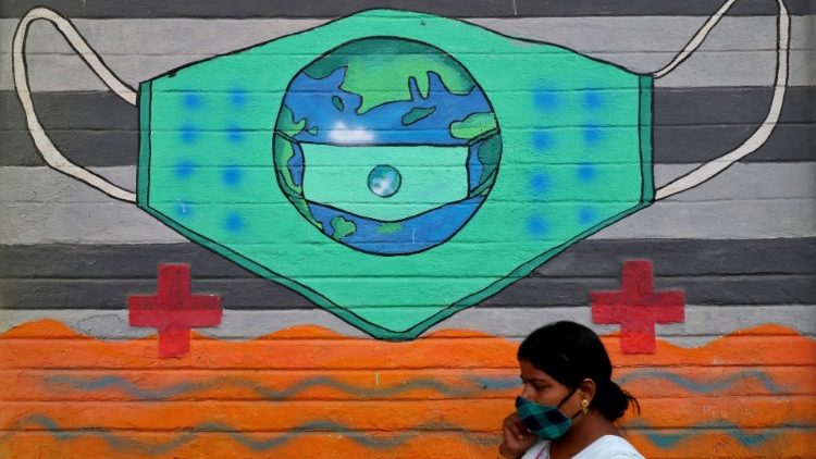 Grafite de máscara protetora em muro de Mumbai