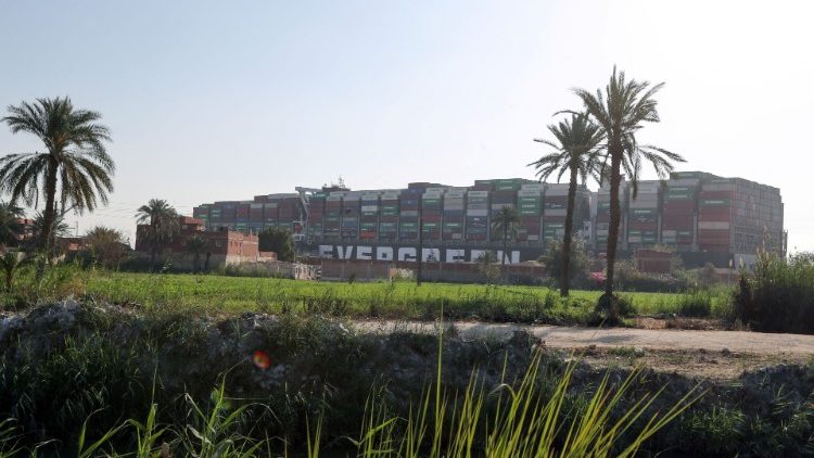 Le porte-conteneurs "Ever Given", propriété d'un armateur de Taïwan, échoué dans le canal de Suez en Égypte, le 26 mars 2021. 