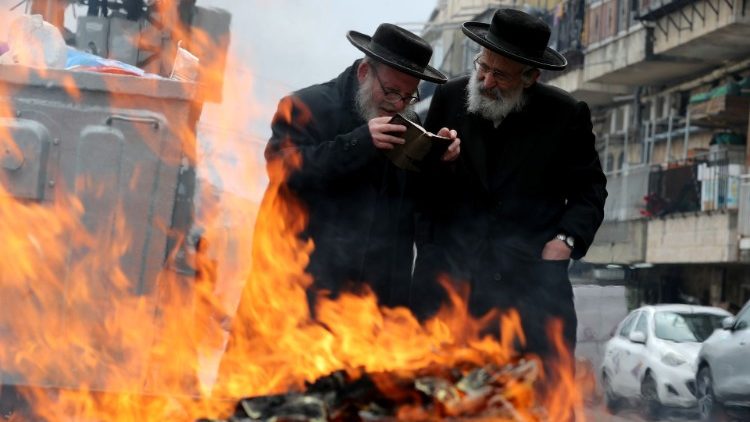 Orthodoxe Juden in Jerusalem bei der Pessach-Feier