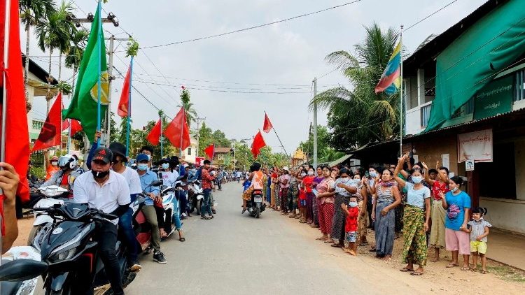Foto z demonštračných protestov v Mjanmarsku (26.mar.2021)